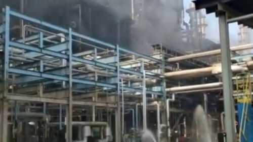 廣東珠海一化工廠發(fā)生爆炸 現(xiàn)場濃煙滾滾火光沖天